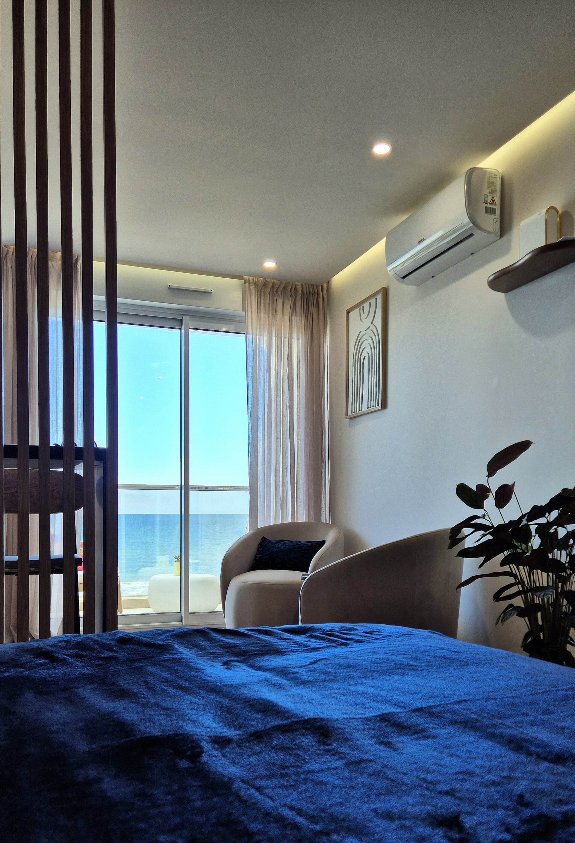 Chambre ouverte sur la baie vitrée et la vue mer panoramique