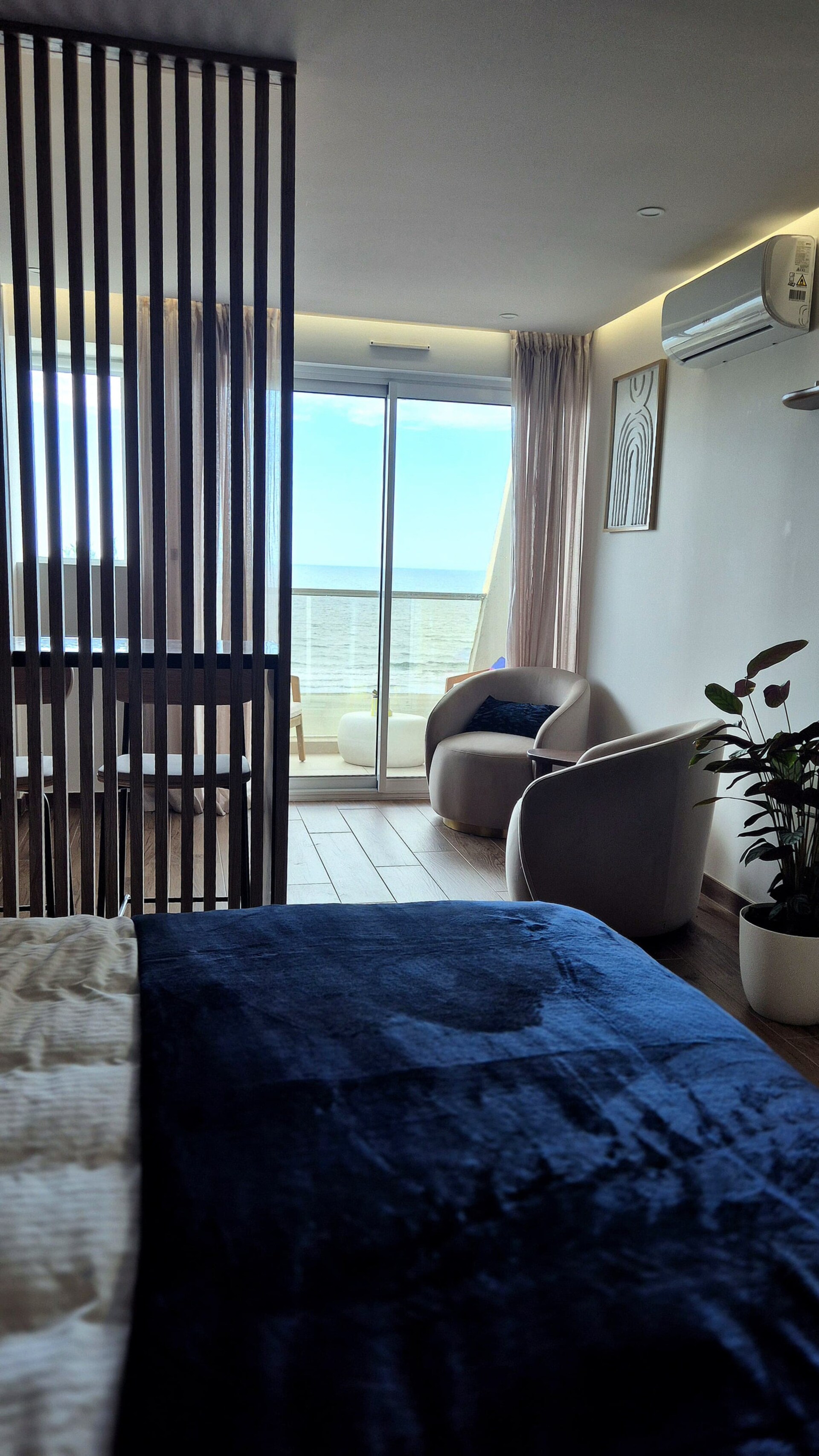 Lit king-size face à la Méditerranée — vue mer depuis la suite DIVINA
