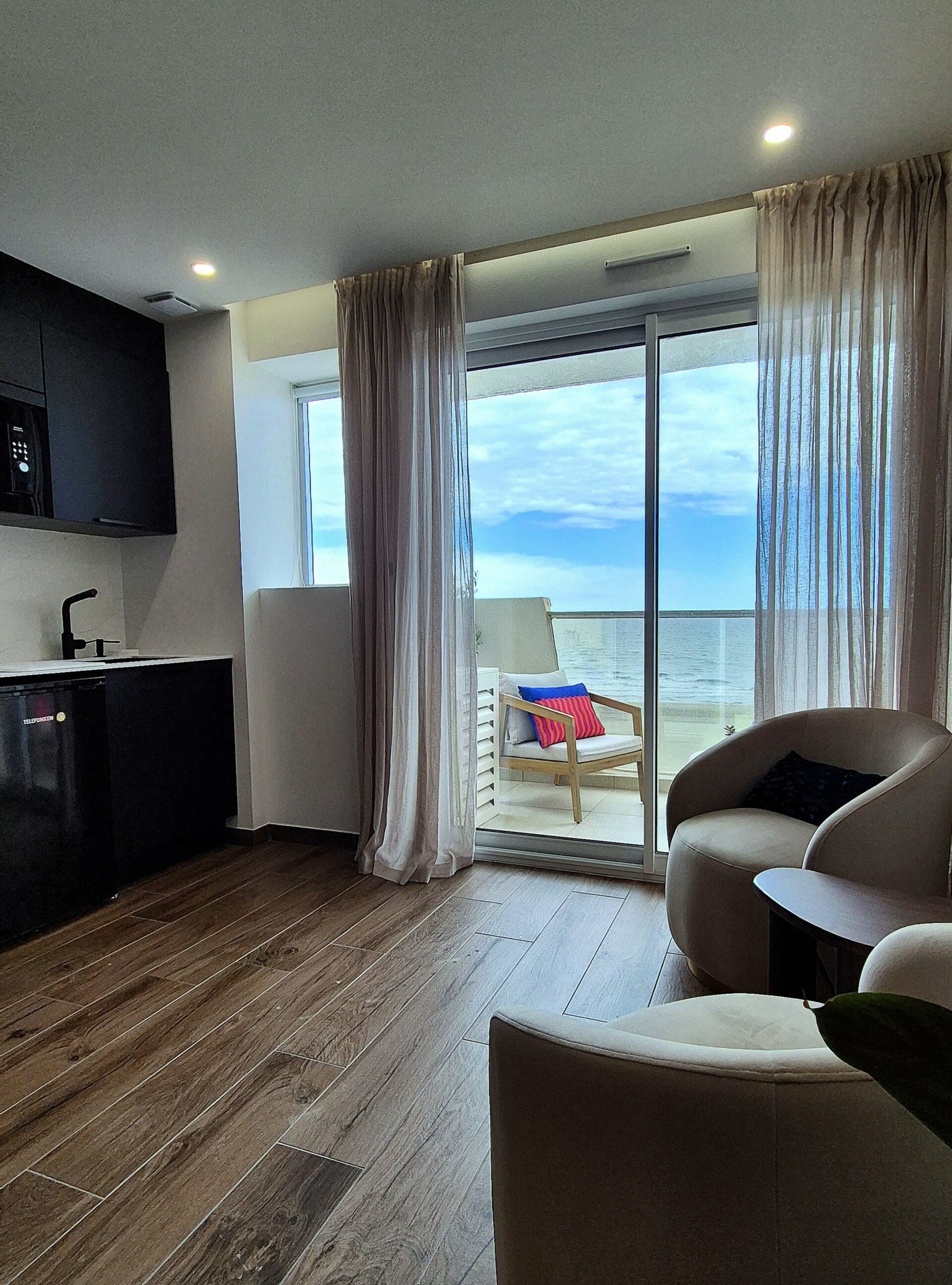 Salon de la suite DIVINA ouvert sur la terrasse vue mer à Canet-en-Roussillon