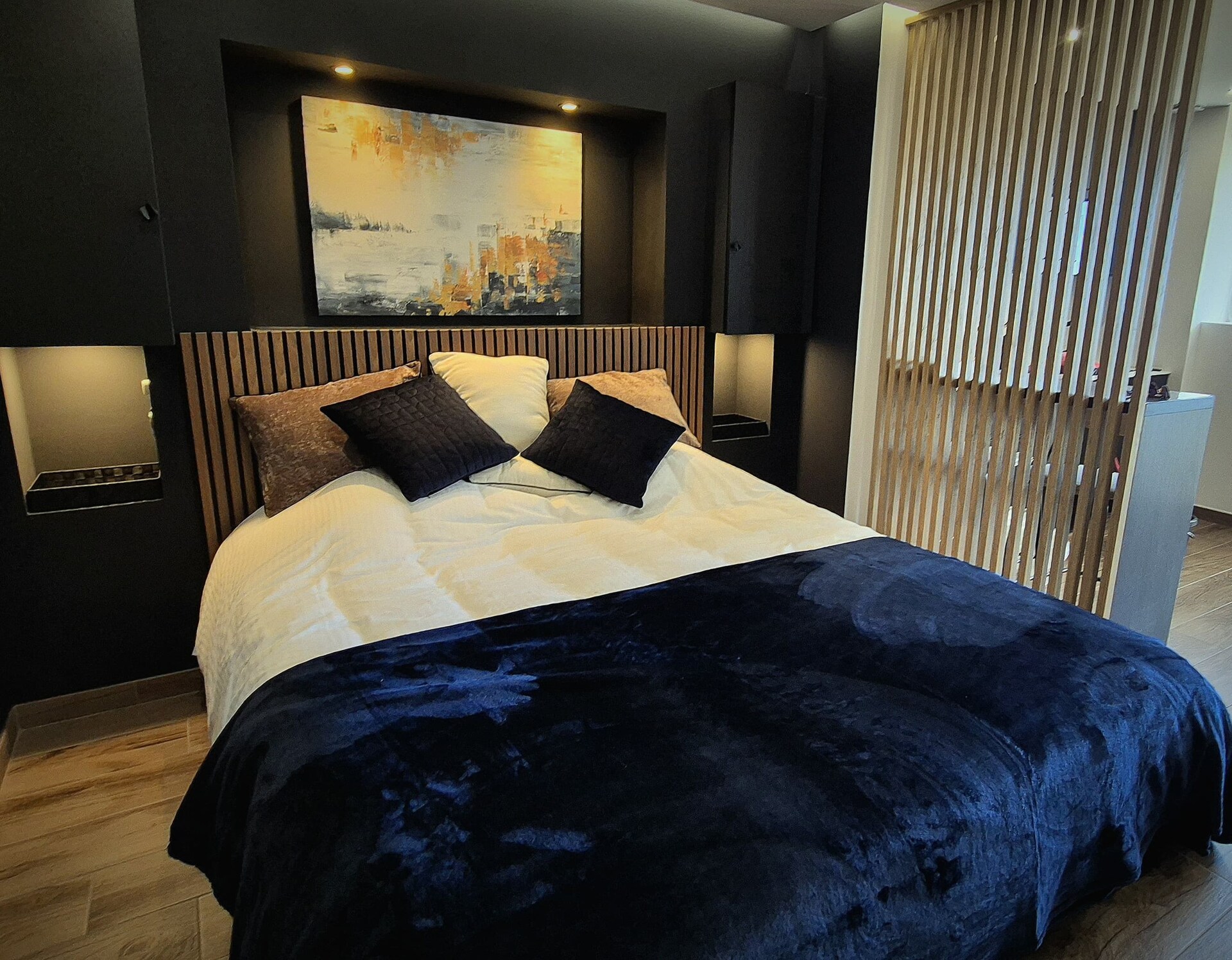 Chambre DIVINA avec toile contemporaine orange et coussins velours