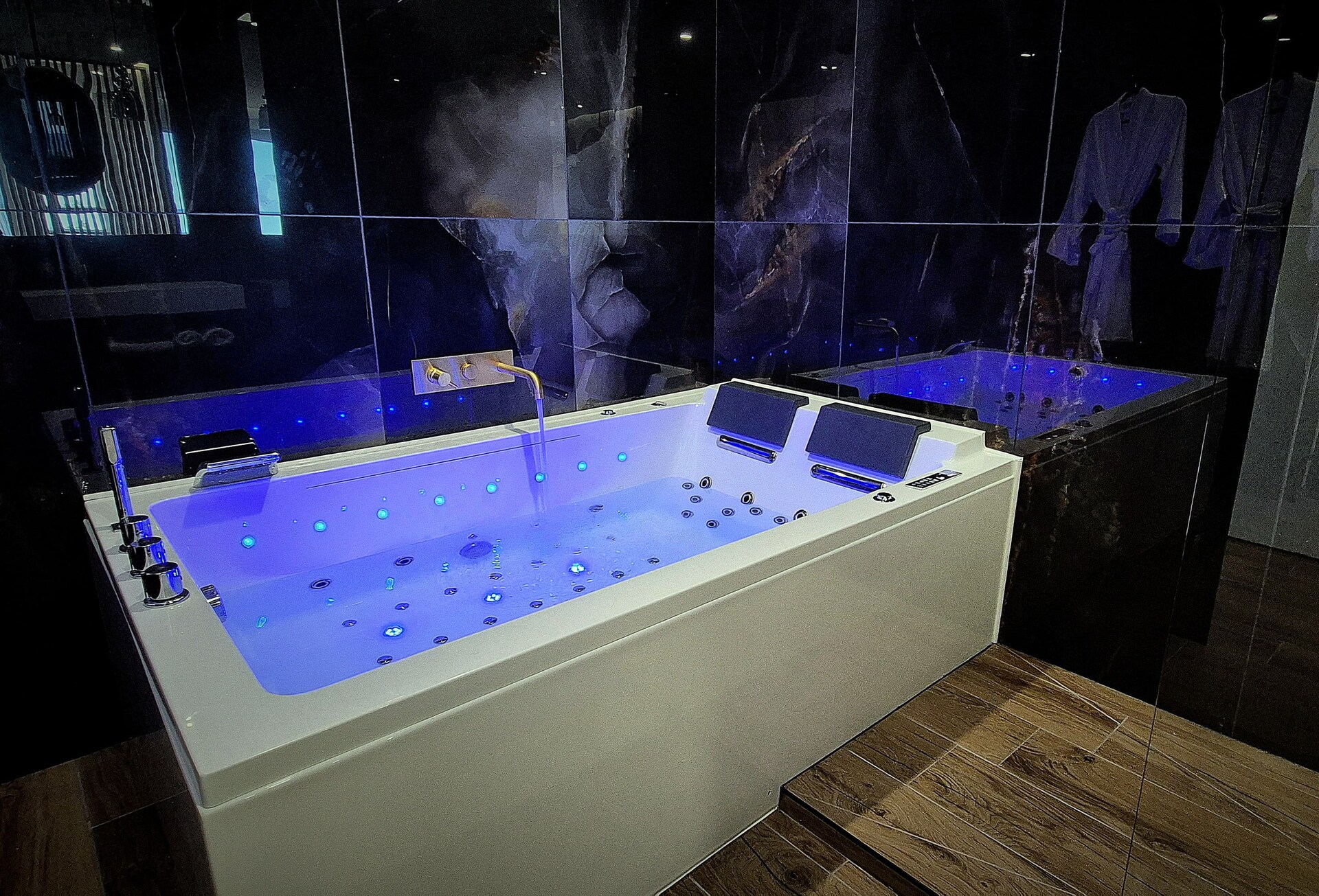 Jacuzzi balnéo privatif LED bleu dans la suite DIVINA