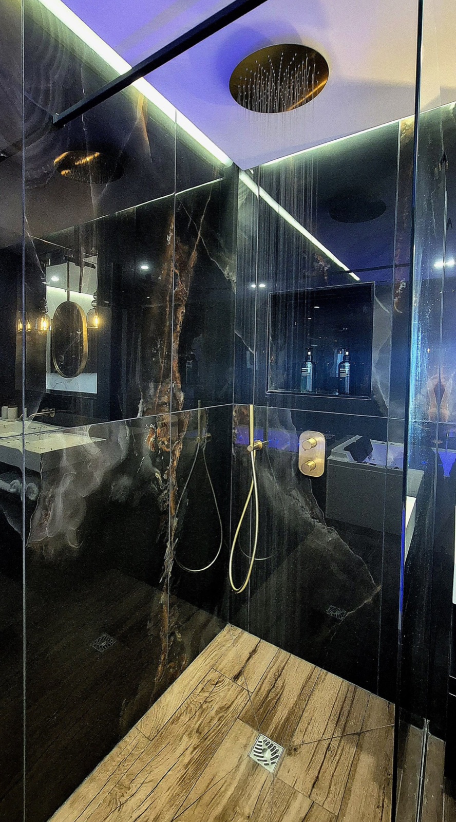 Douche italienne pluie en pierre noire et robinetterie dorée