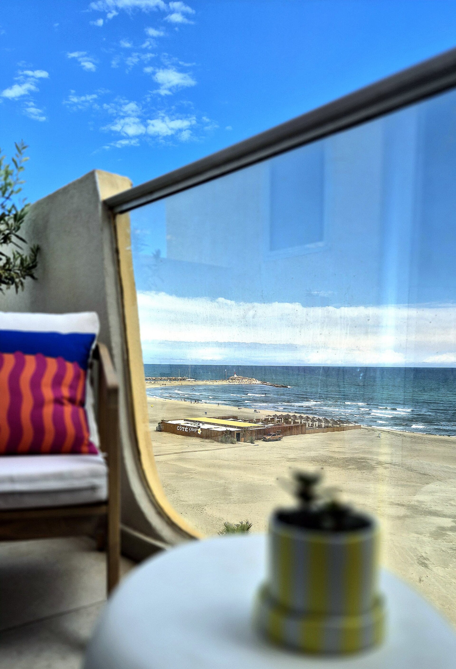 Vue sur la Méditerranée depuis la terrasse privée de la Suite Divina en juillet au lever du soleil