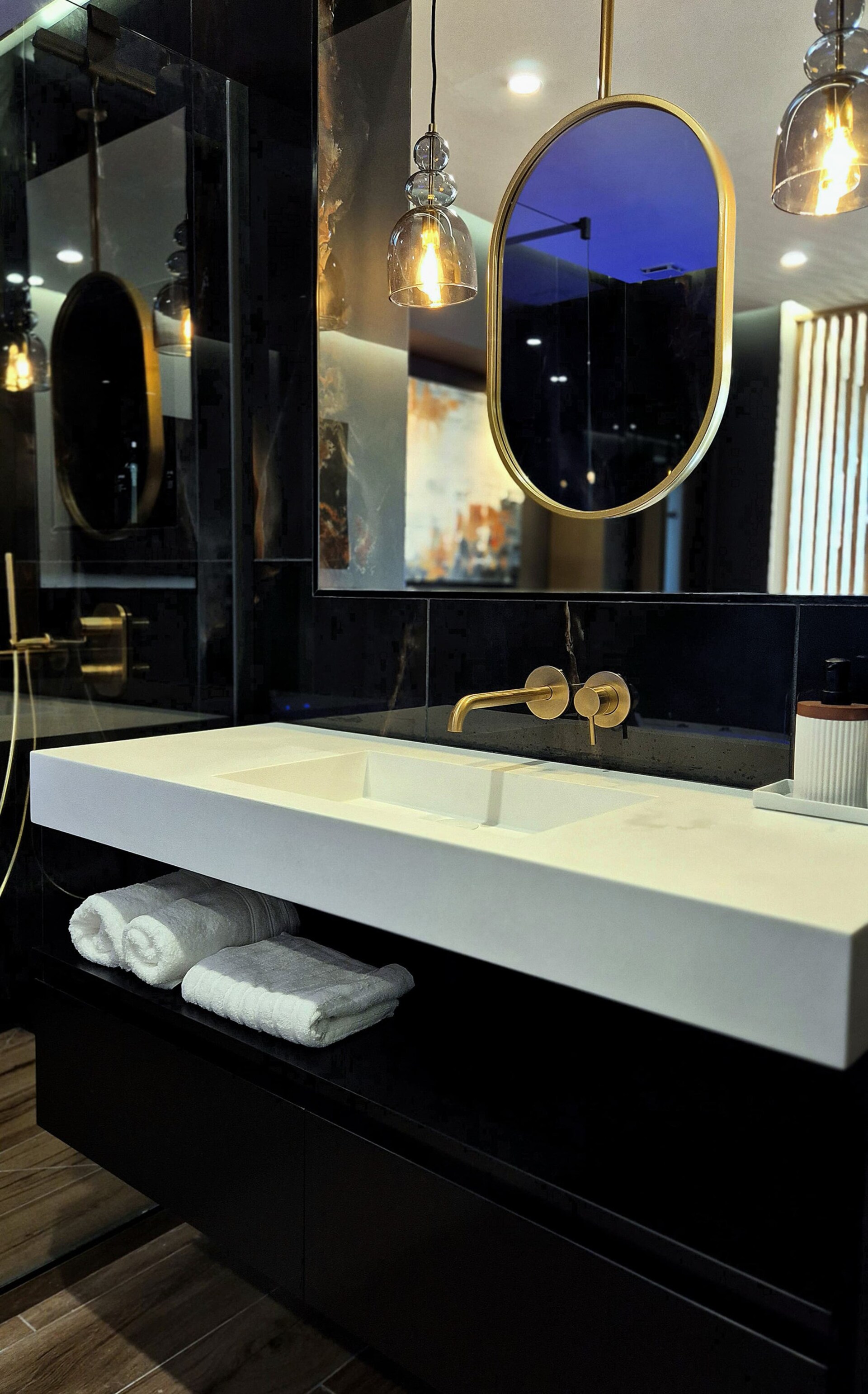 Vasque blanche avec robinet en laiton doré — salle de bain DIVINA
