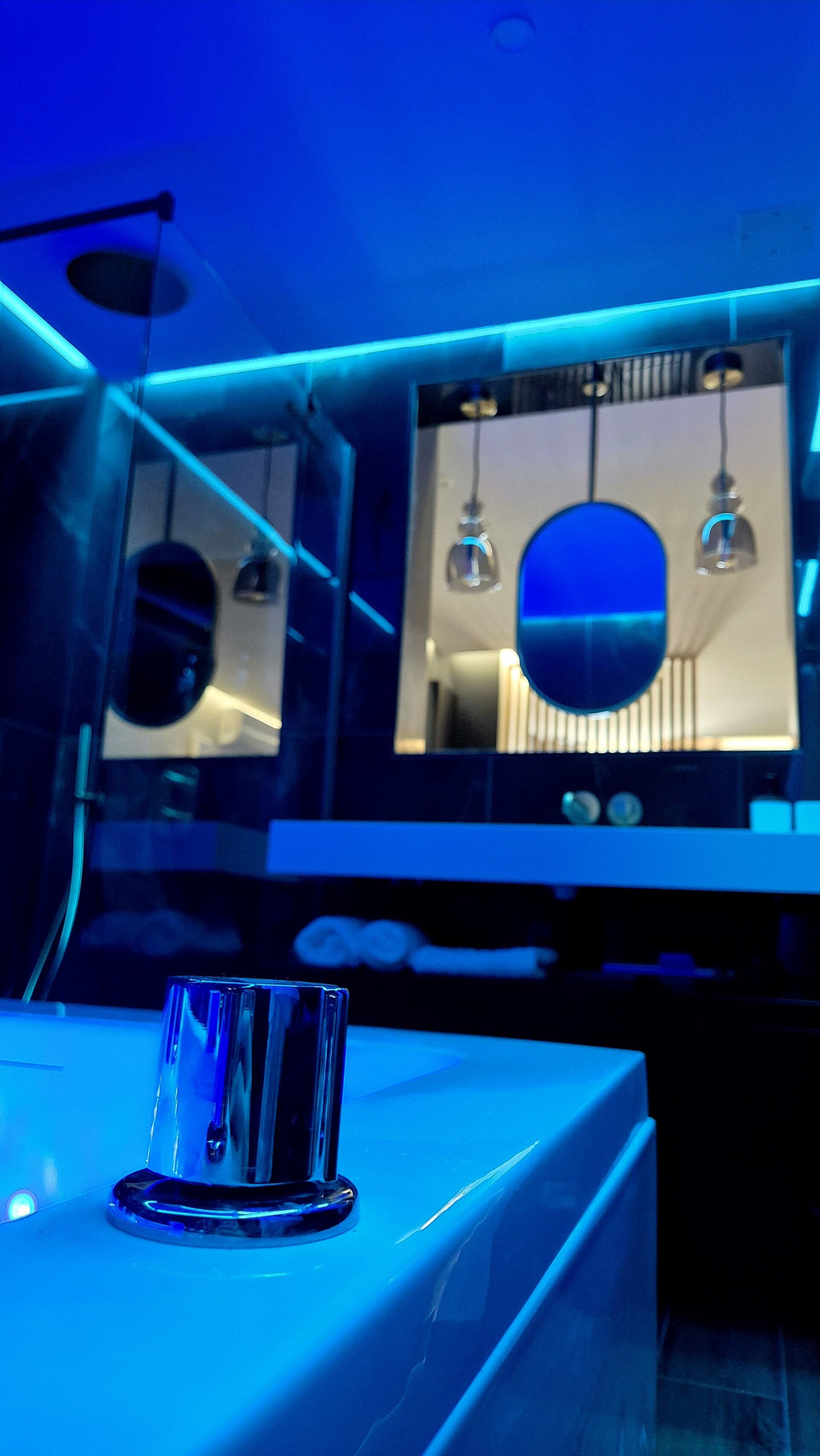 Salle de bain LED bleu avec miroirs oversize