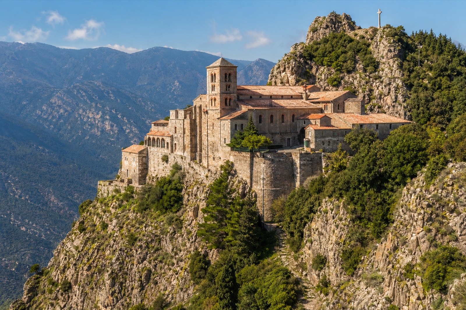 Sentier de randonnée en montagne avec vue panoramique sur les Pyrénées catalanes — ascension vers le Canigou