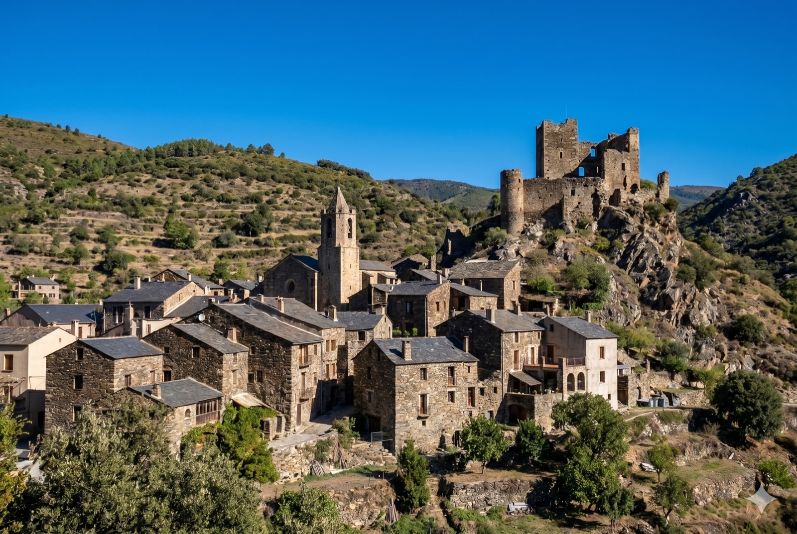 Village médiéval catalan en lumière dorée d'arrière-saison — Évol, secret du Conflent